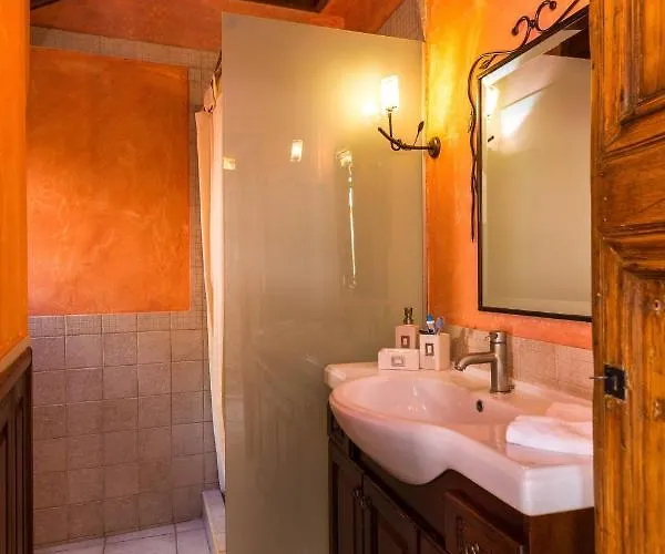 Venetian Rimondi Fountain Mansion - Built In 1626